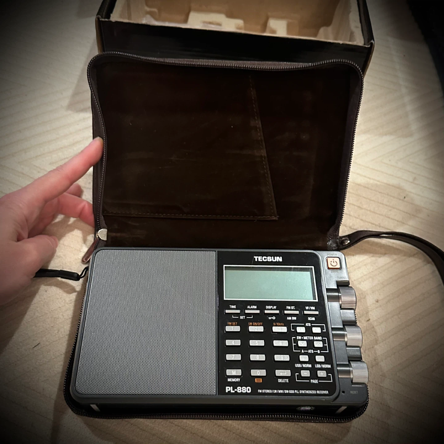 Tecsun PL-880 PLL World Band Receiver