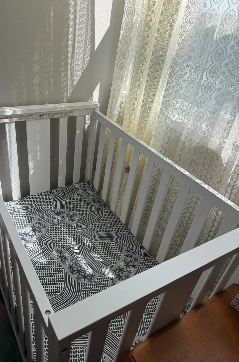 White Baby Crib with Patterned Mattress - photo 2