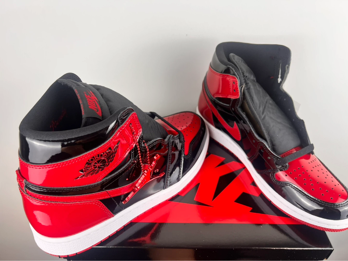 Air Jordan 1 High OG "Vast Grey" "Metallic Red"
