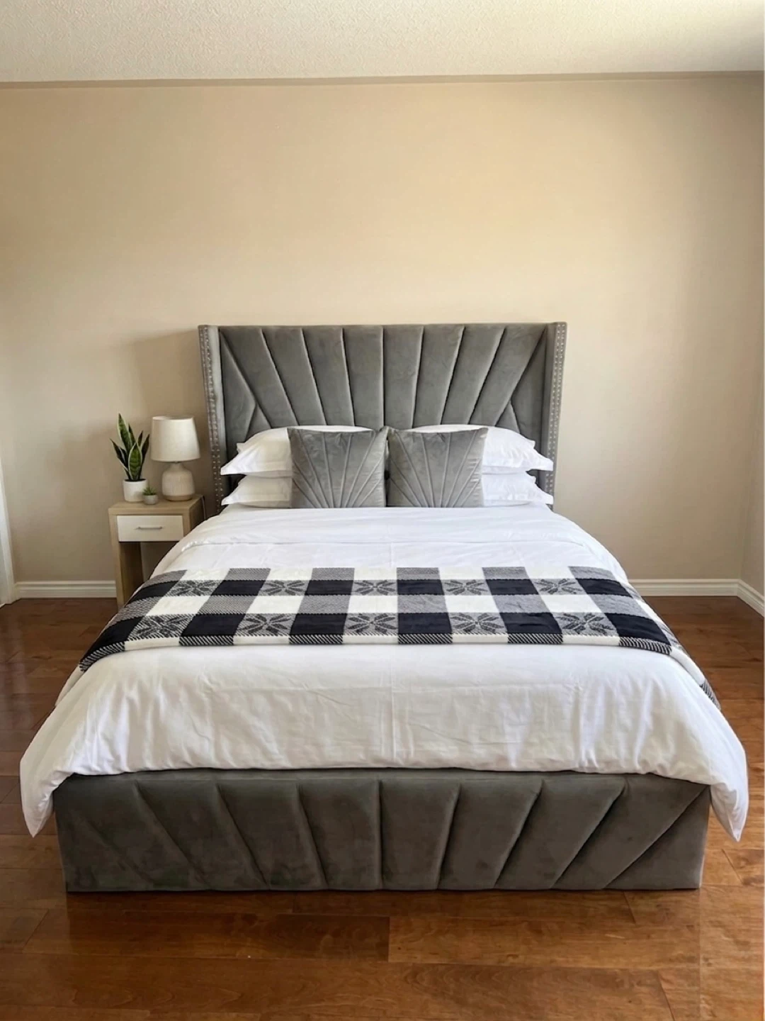 Queen bed with matteress