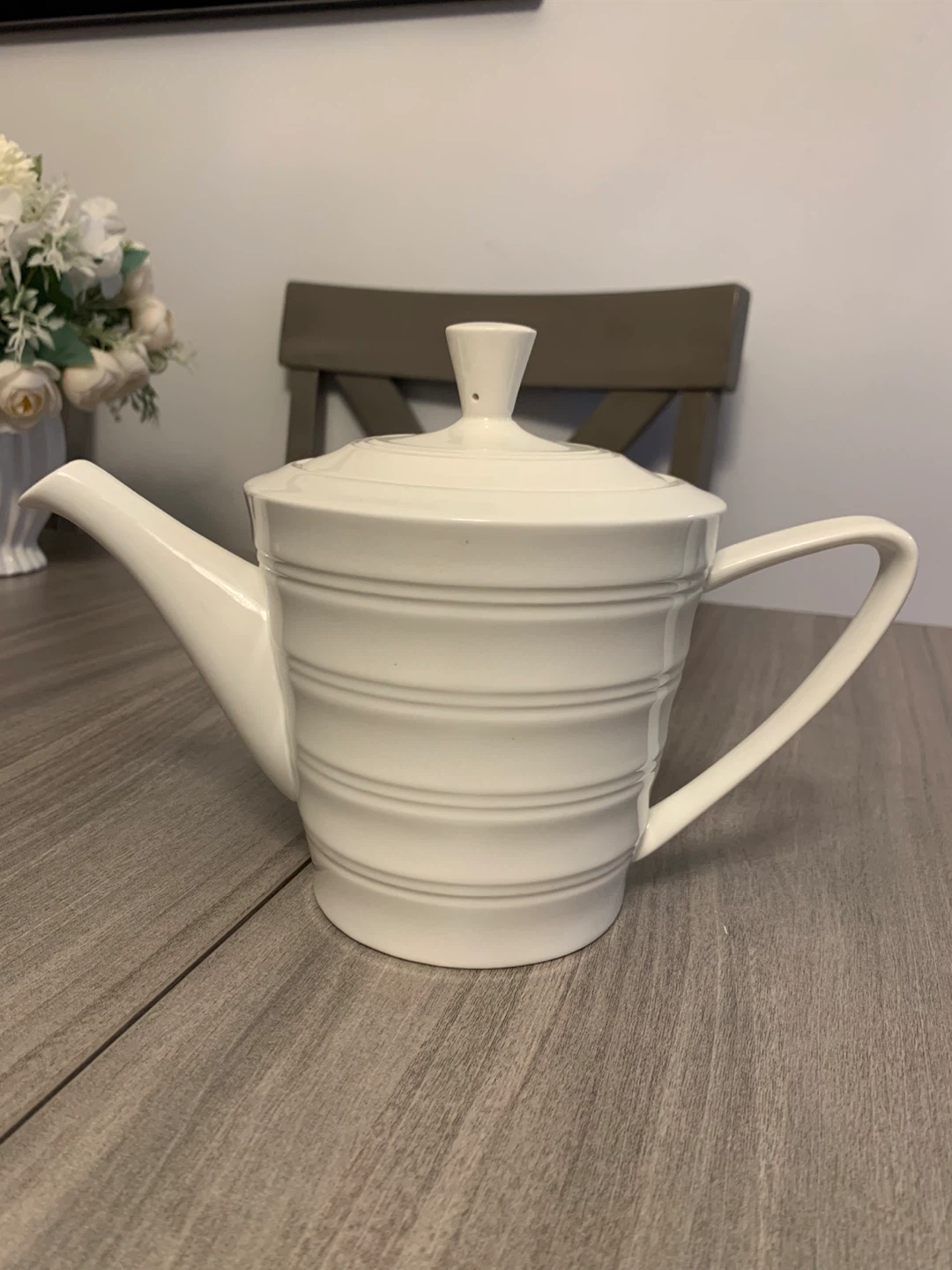 Elegant White Ceramic Teapot with Lid