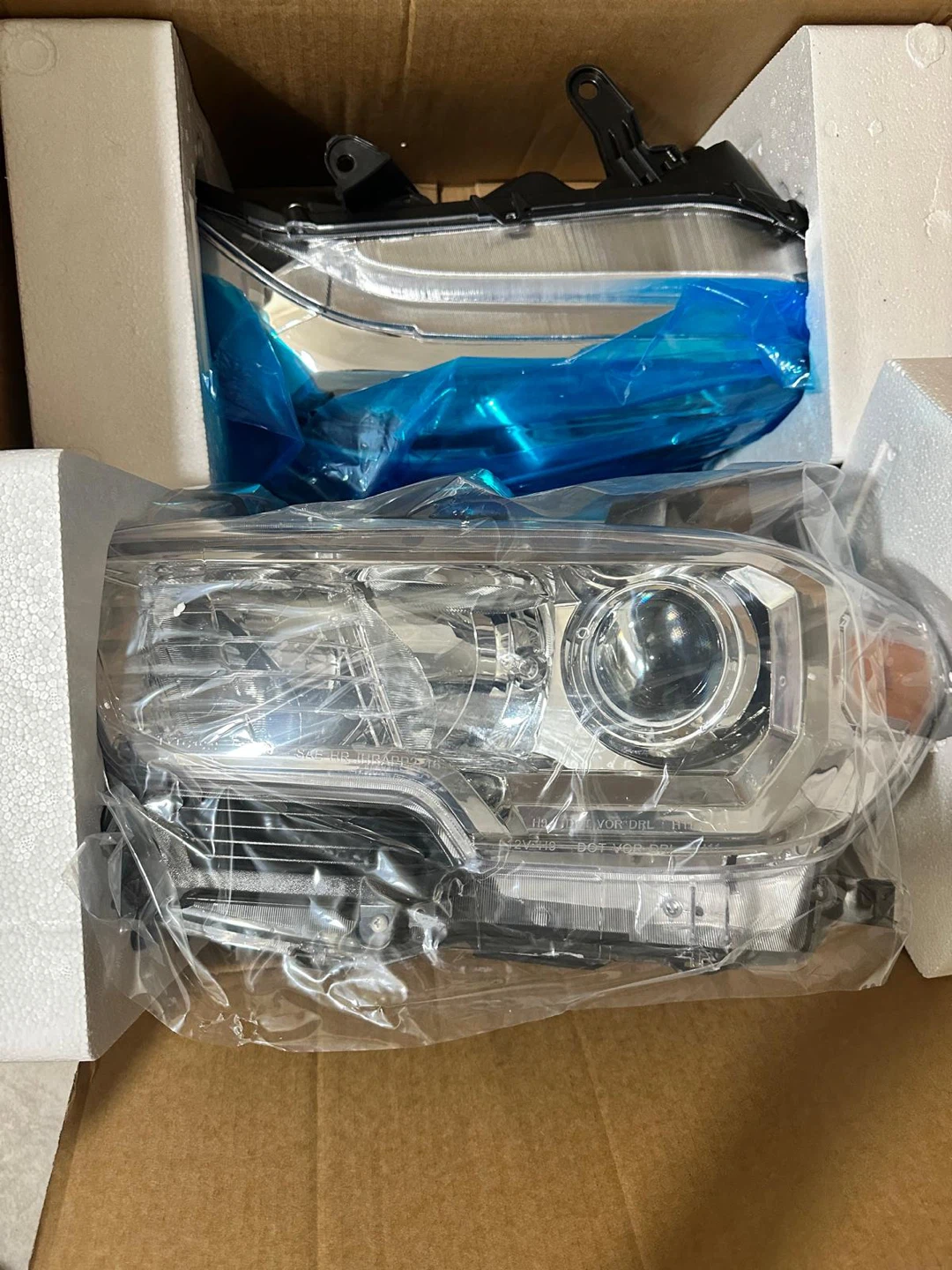 Toyota Tacoma 2016-2023 headlights - photo 3