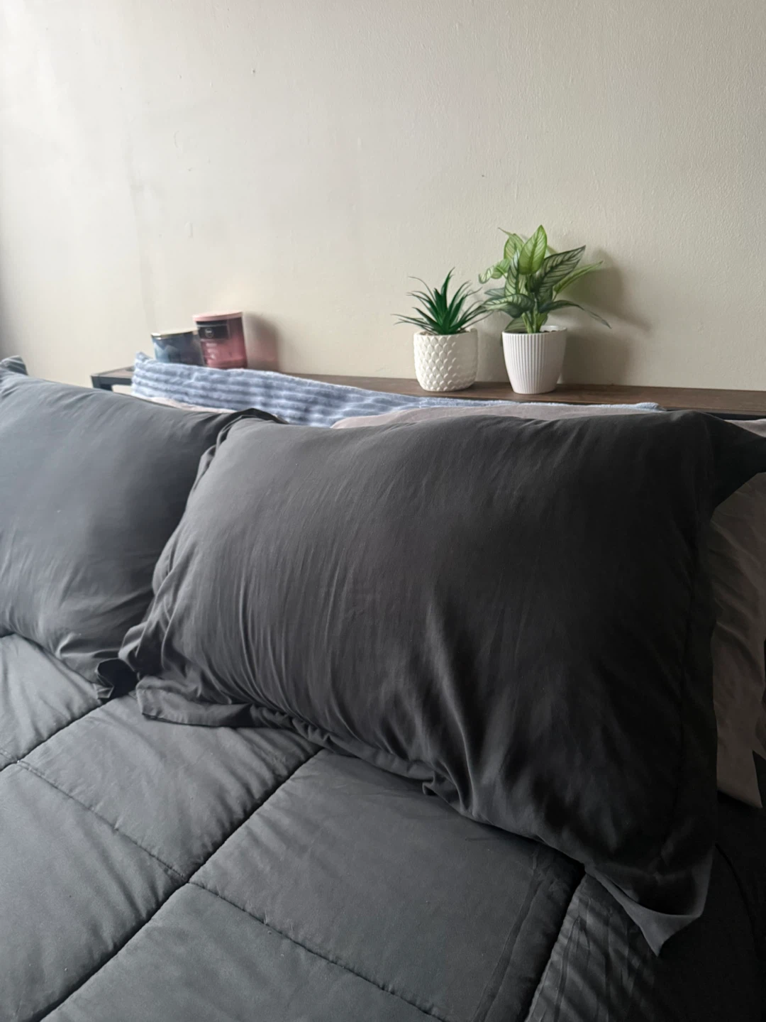 Queen size bed with frame  (barely used) - photo 3