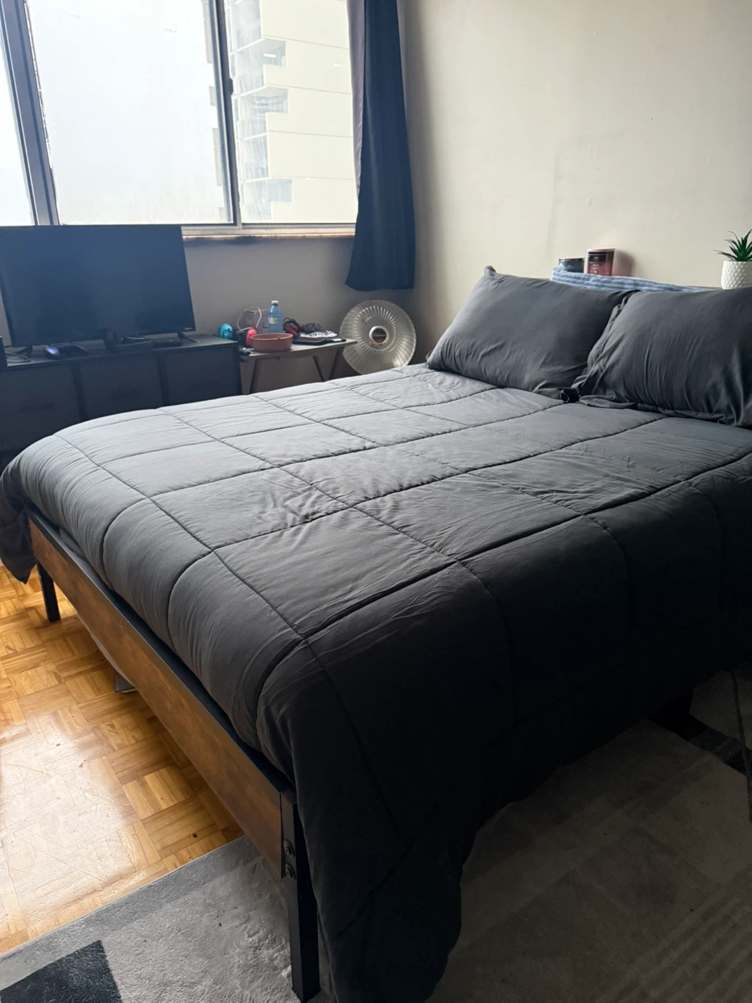 Queen size bed with frame  (barely used) - photo 4