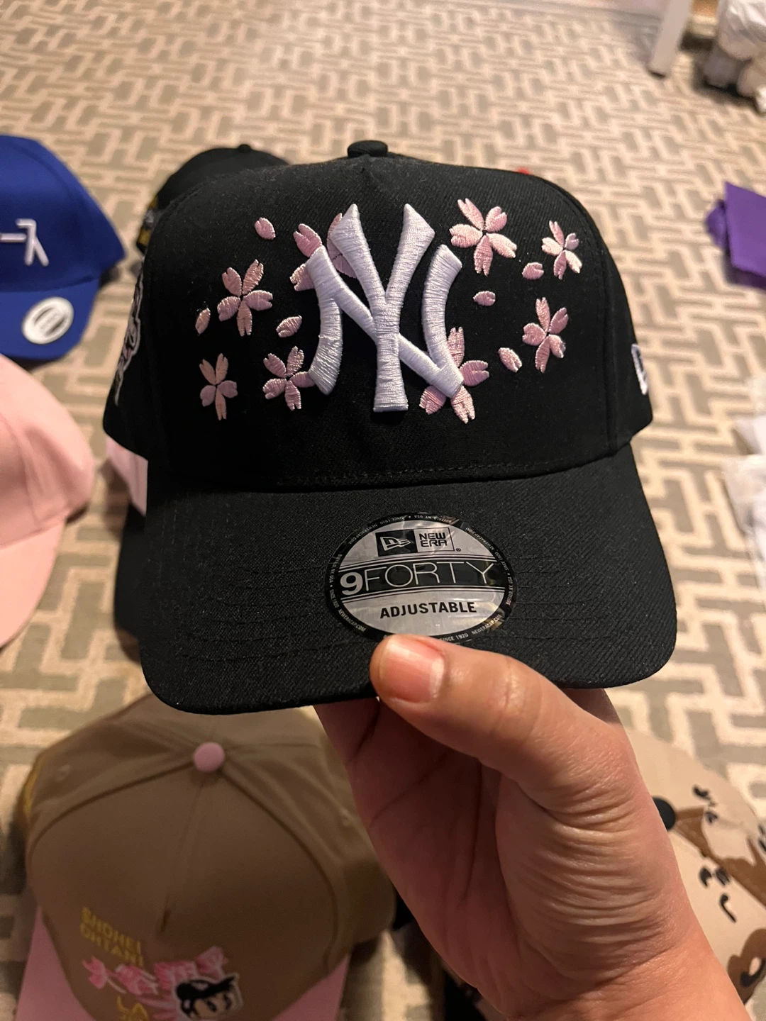 New Era 9FORTY Adjustable Black Yankees Cap with Pink Flowers - photo 2