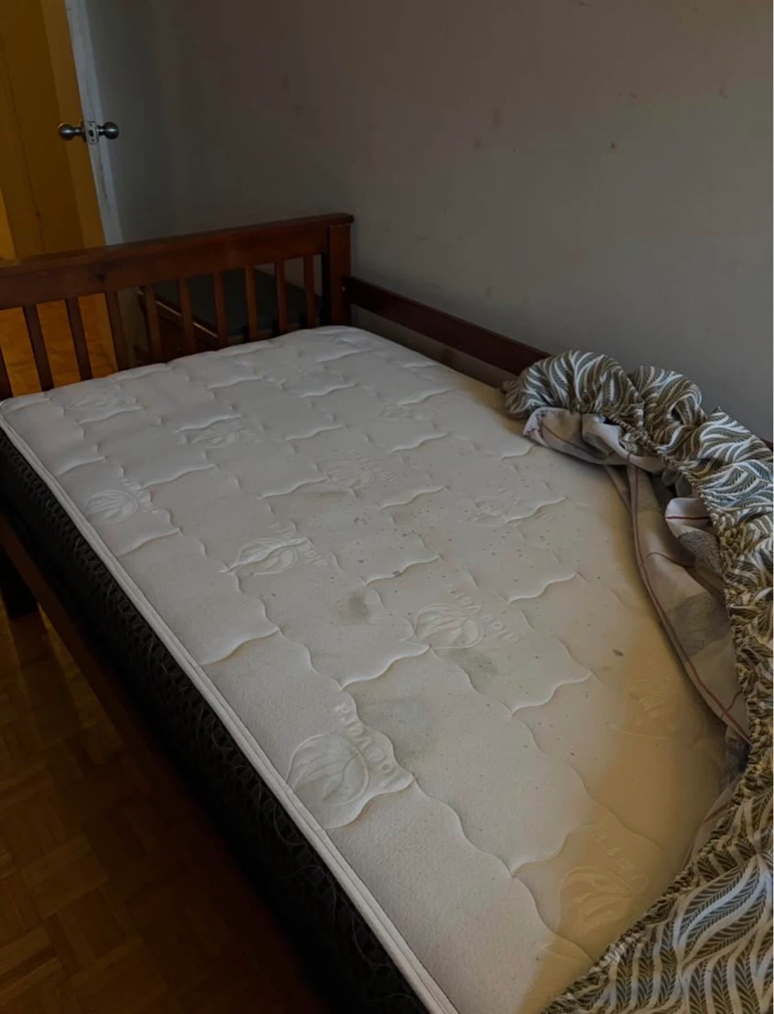 Wooden Twin Bed Frame with Mattress. - photo 2