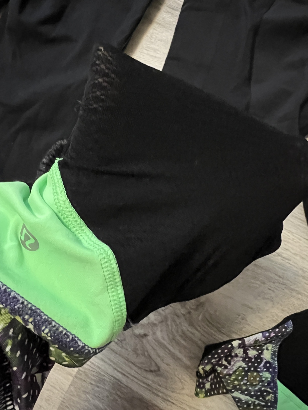 Lululemon Athletica Black Crop Leggings Size 4 - photo 3