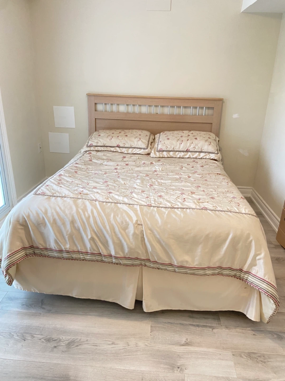 Queen size bed+ dresser, mirror, nightstand and decorative shelf
