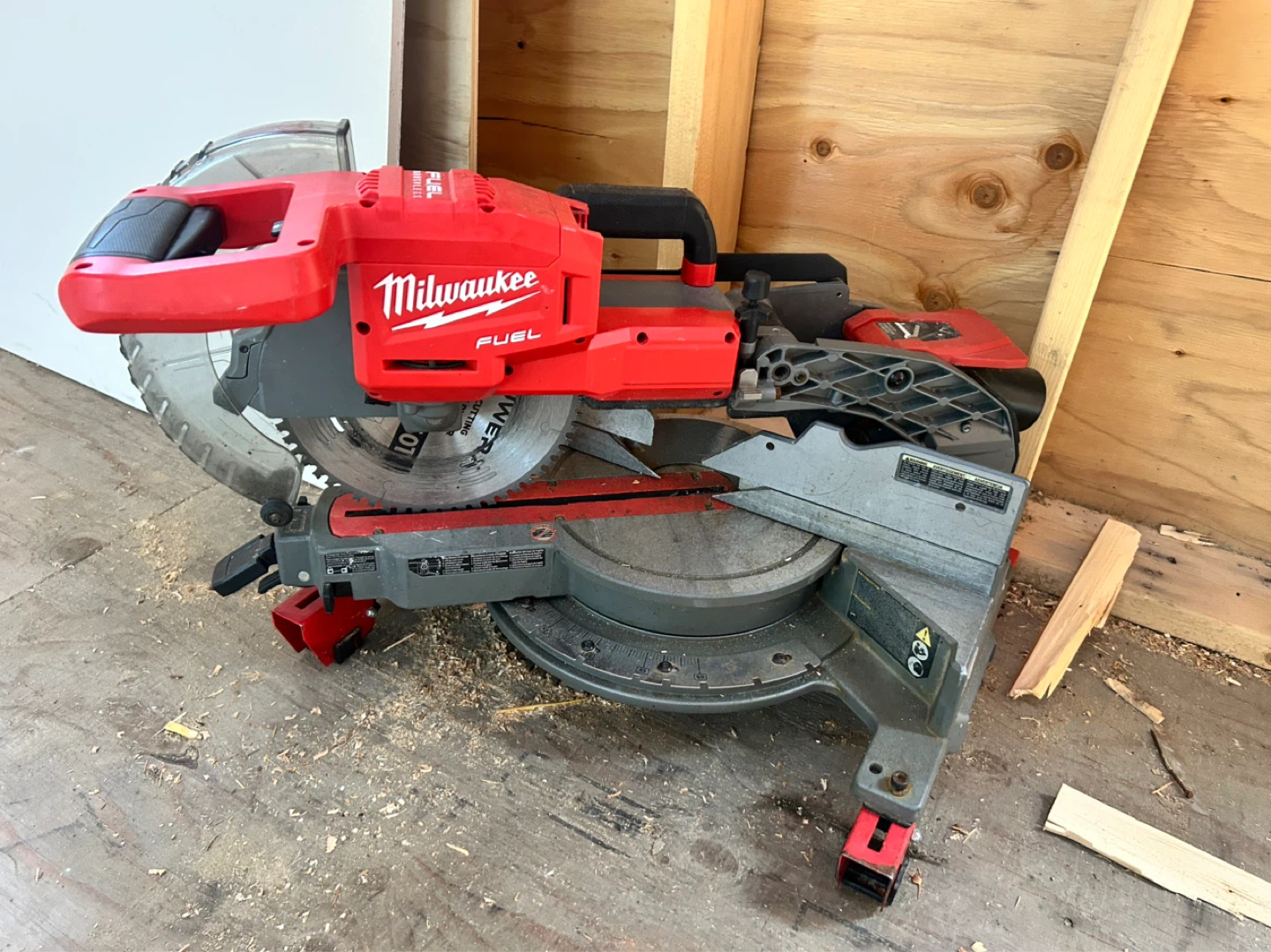 Milwaukee M18 FUEL Miter Saw - photo 2