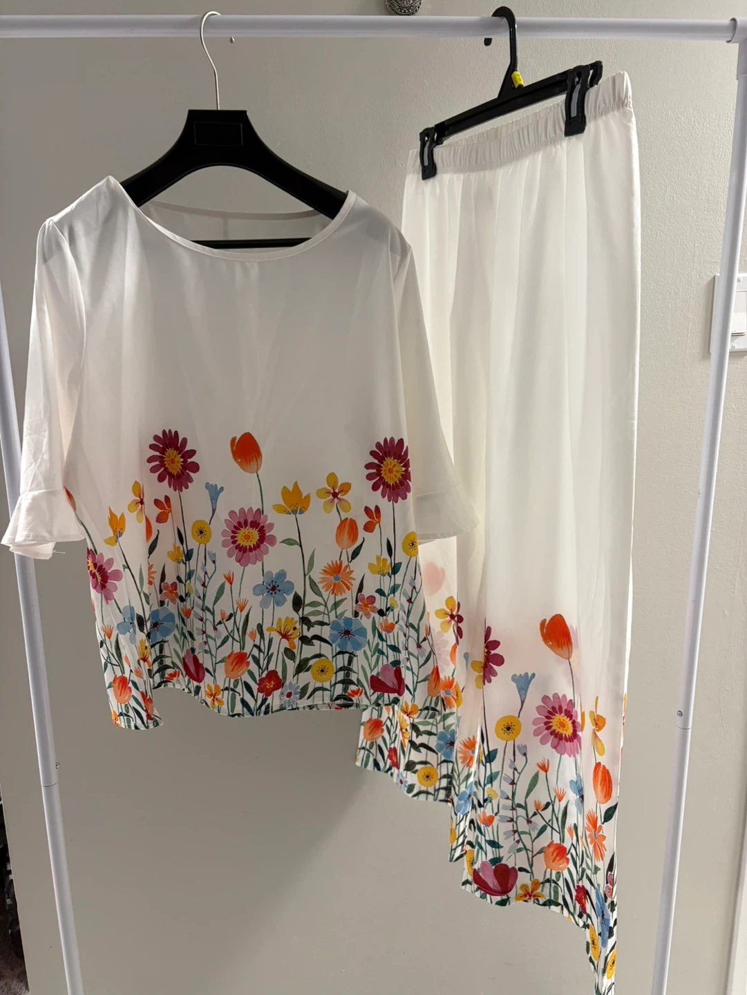 Ensemble haut et pantalon à fleurs