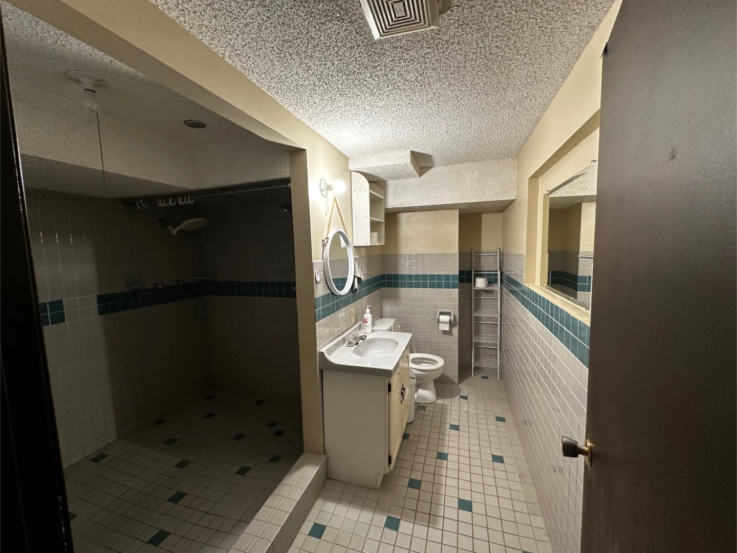 Room for Rent - photo 5