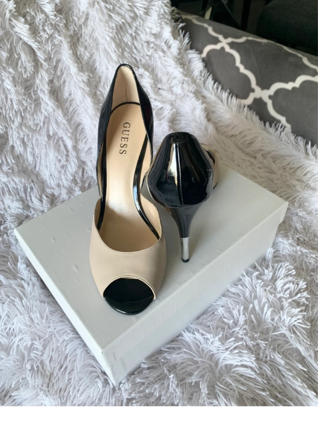 Ladies Guess Shoes, beige and black patent leather, size 9 - new - photo 2