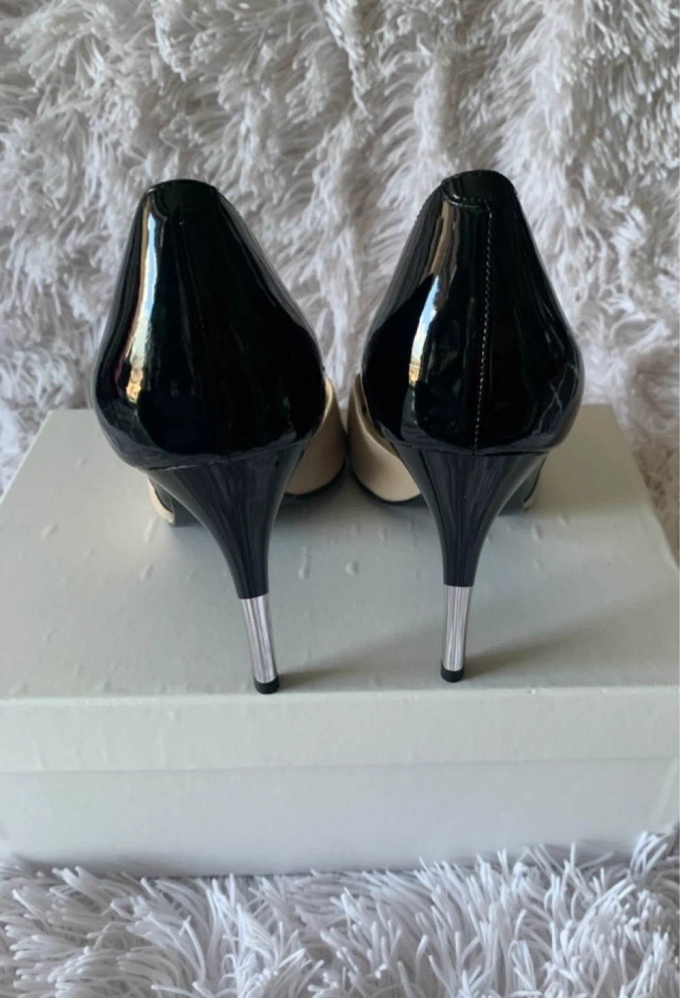 Ladies Guess Shoes, beige and black patent leather, size 9 - new - photo 3
