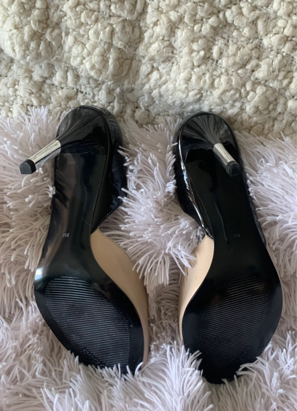 Ladies Guess Shoes, beige and black patent leather, size 9 - new - photo 4