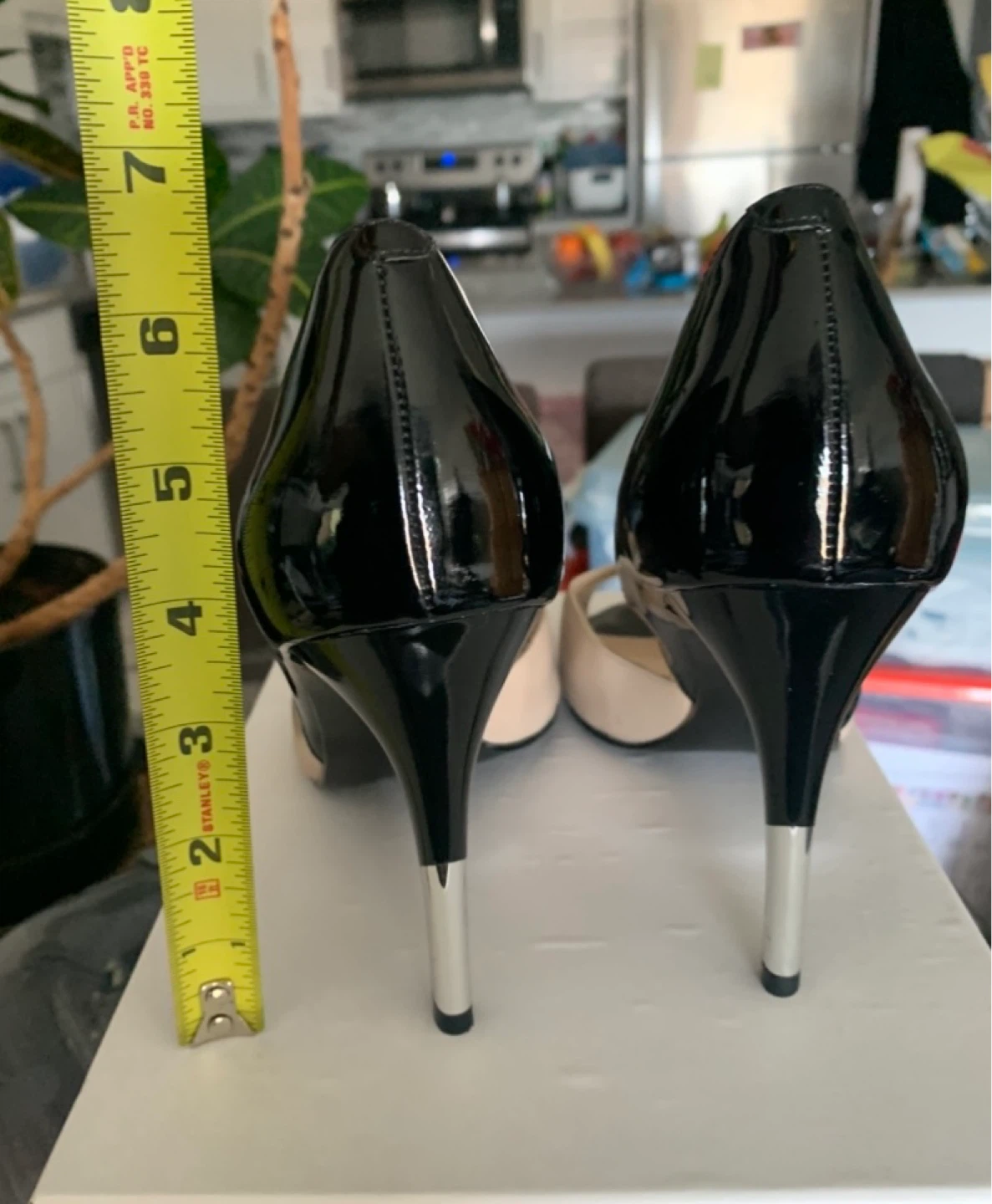 Ladies Guess Shoes, beige and black patent leather, size 9 - new - photo 5