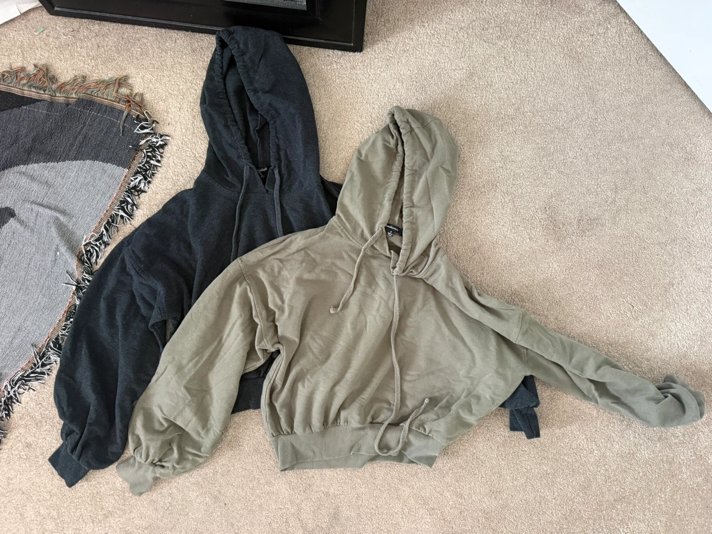 (8$/each) Small green and black crop top sweater