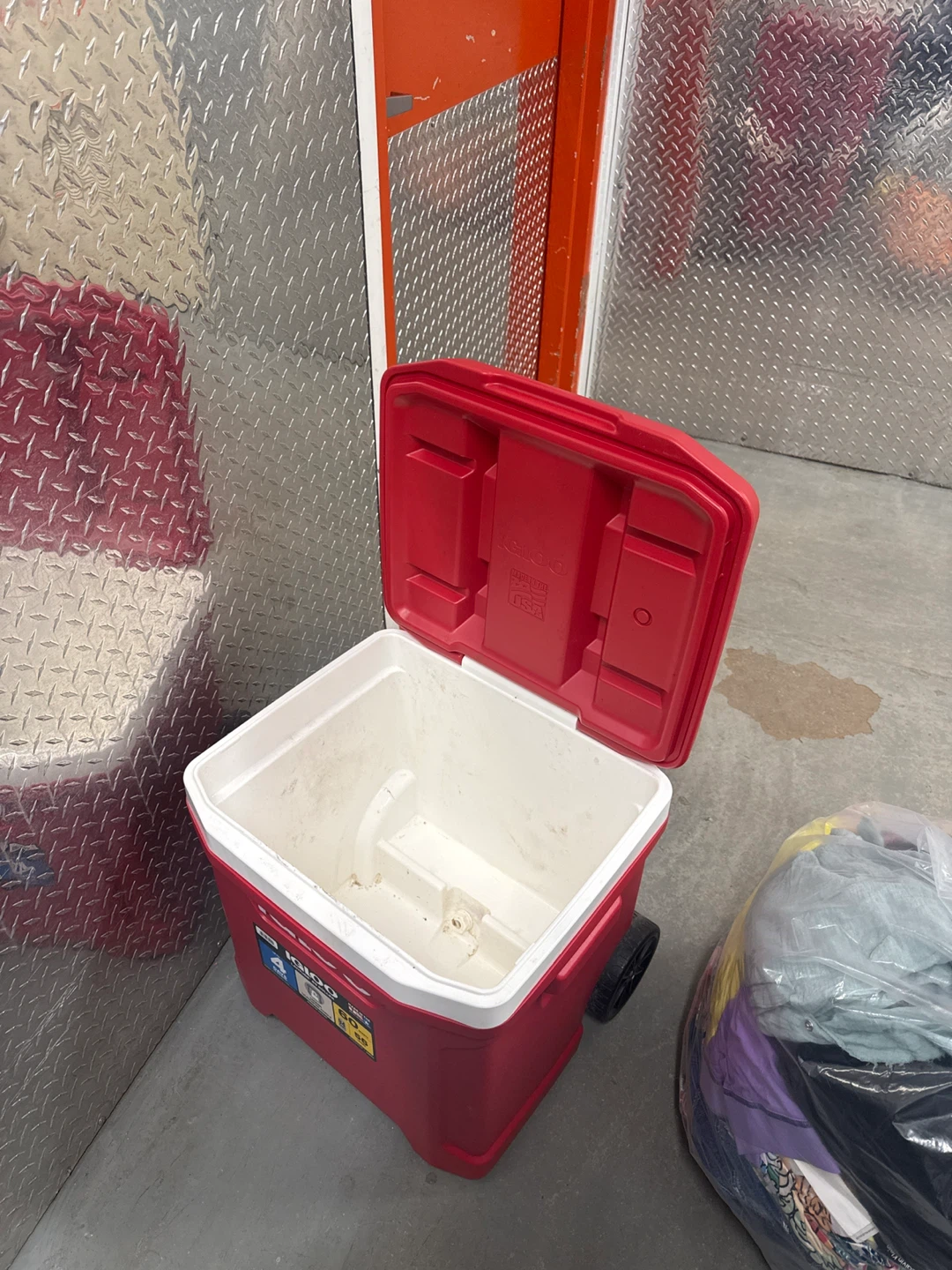 Igloo Rolling Cooler - photo 5
