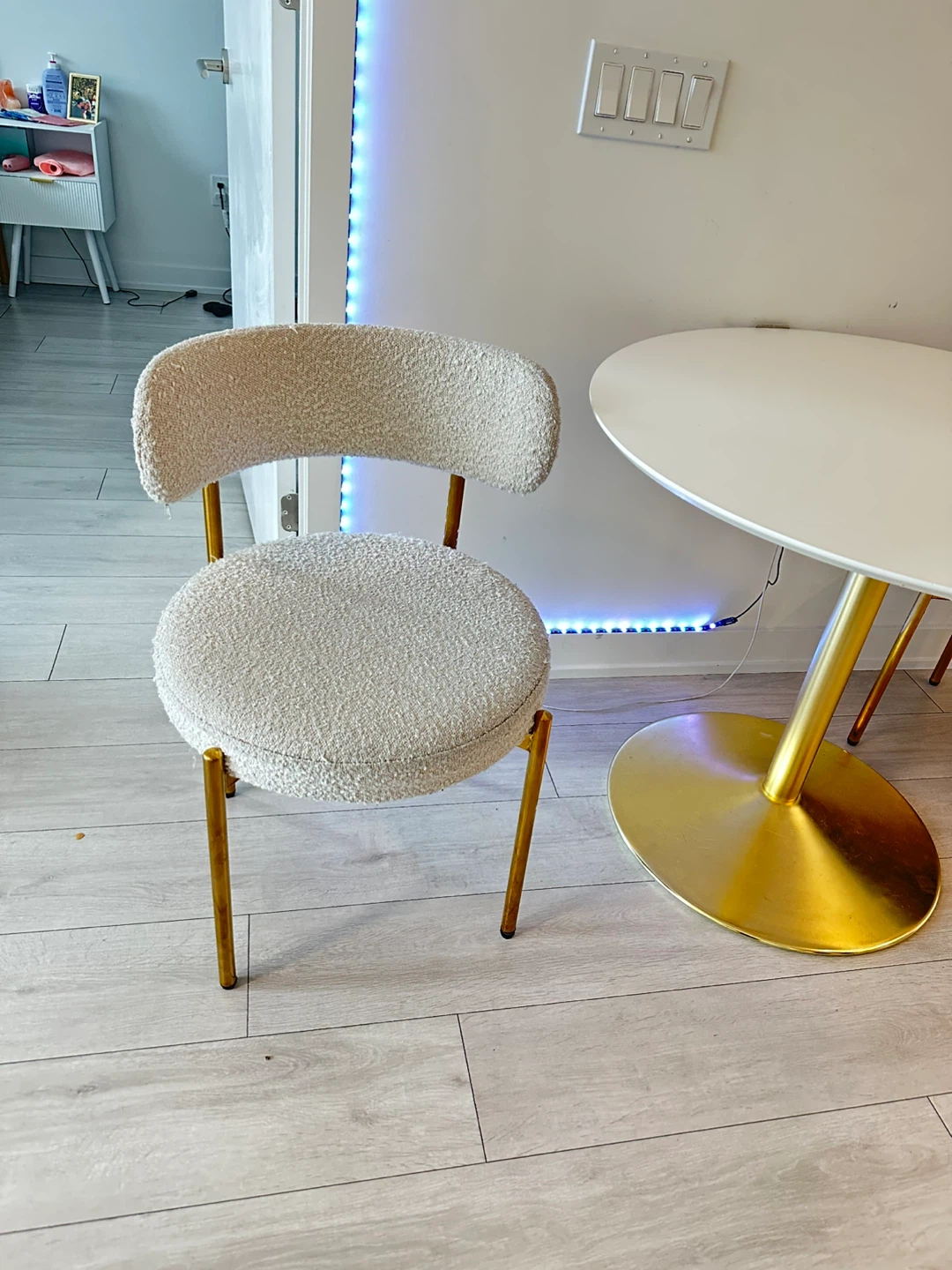 Round gold Dining Table and Boucler Chairs gold Set - photo 3