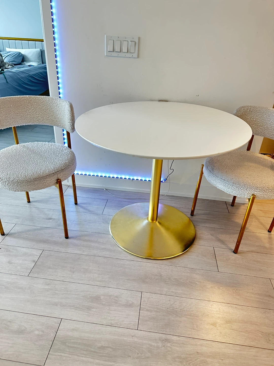 Round gold Dining Table and Boucler Chairs gold Set - photo 4