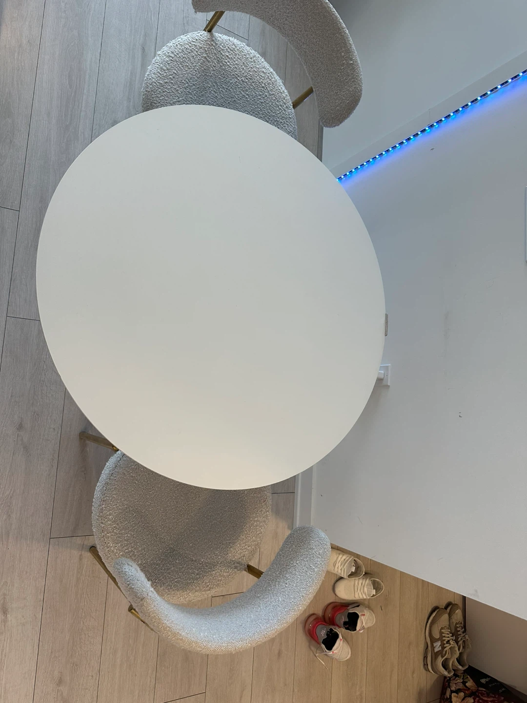 Round gold Dining Table and Boucler Chairs gold Set - photo 5