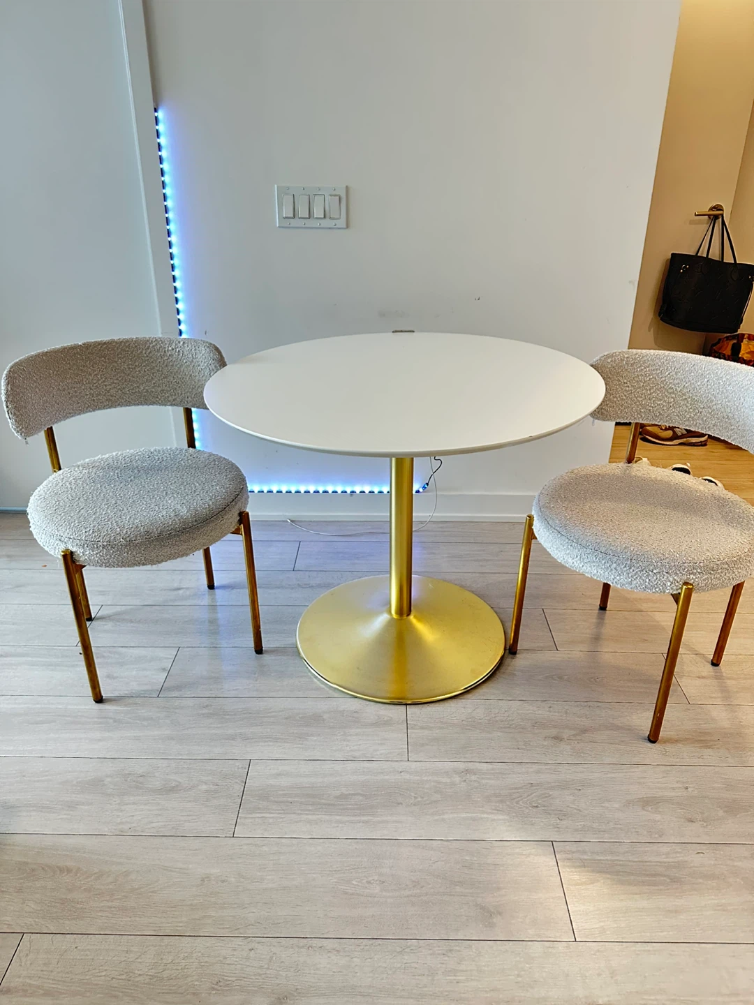 Round gold Dining Table and Boucler Chairs gold Set - photo 2
