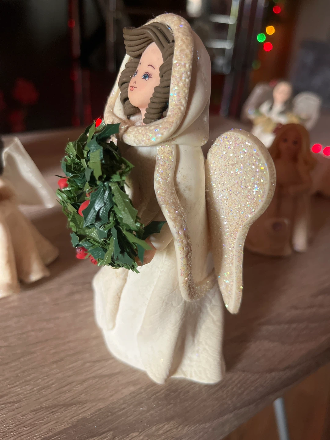 Angel Figurine with Holly Wreath - photo 3