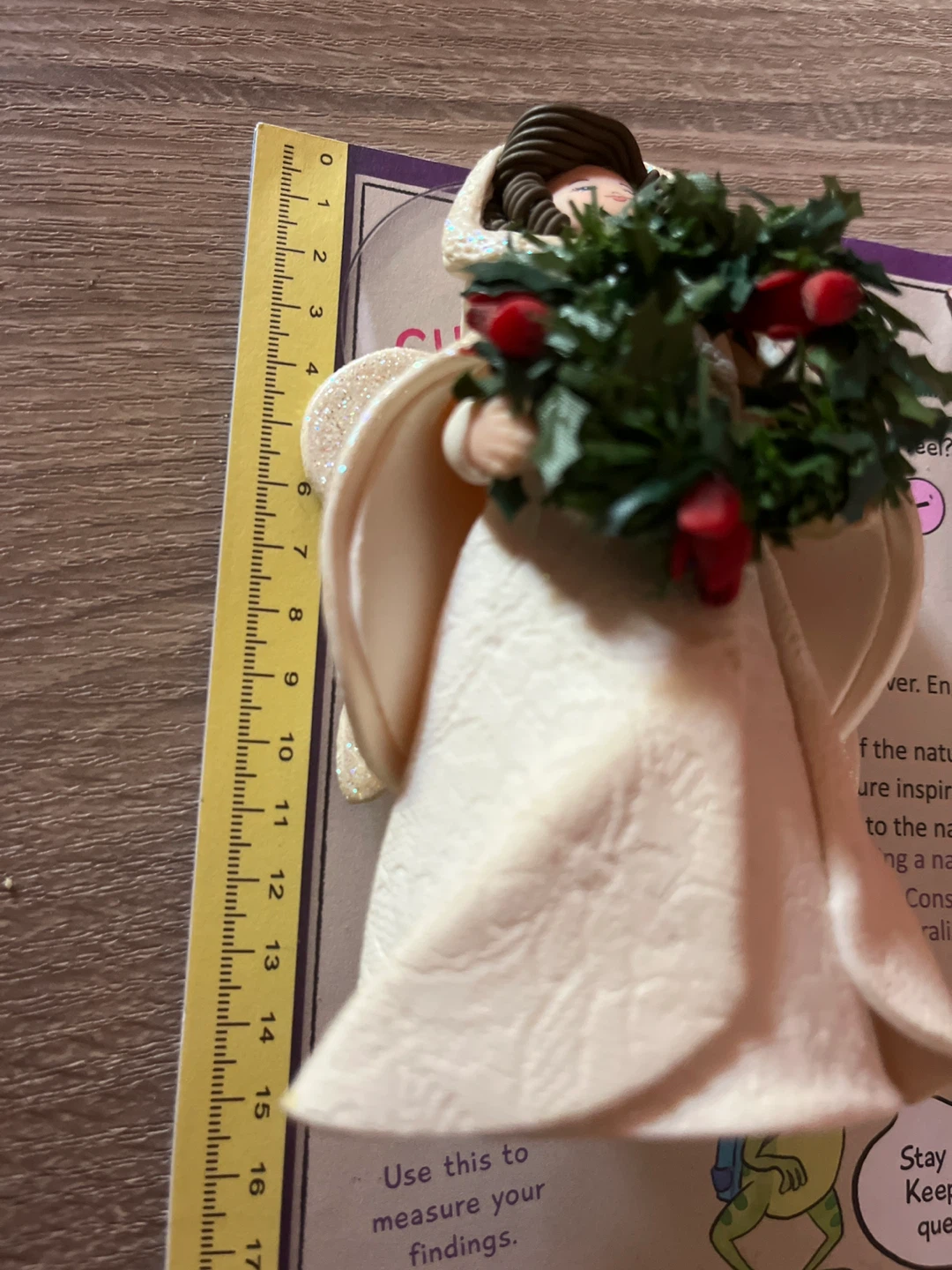 Angel Figurine with Holly Wreath - photo 5
