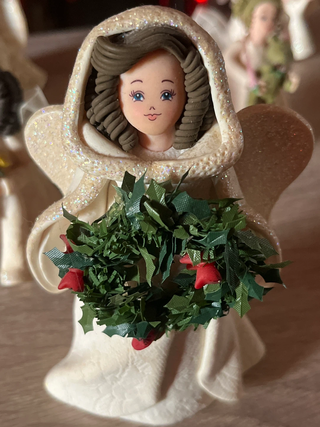 Angel Figurine with Holly Wreath - photo 2