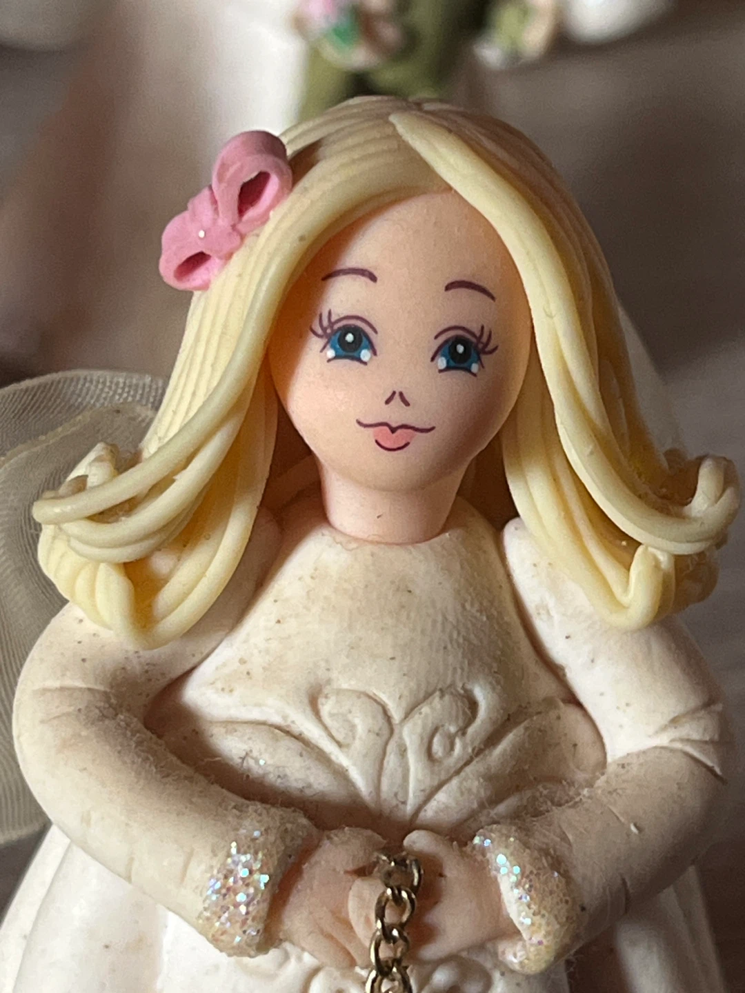 Angel figurine with heart charm