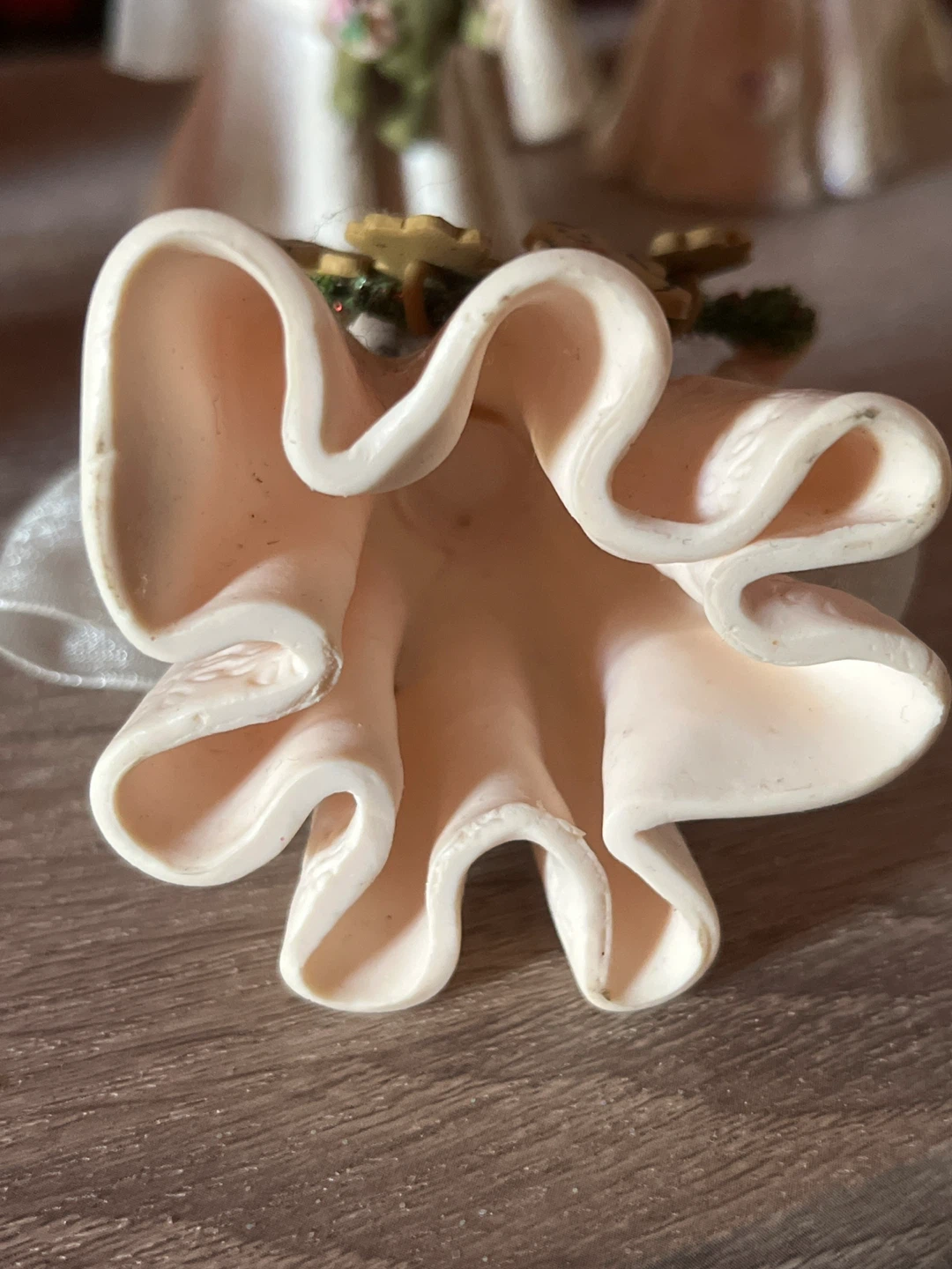 Angel holding gingerbread man garland figurine - photo 4