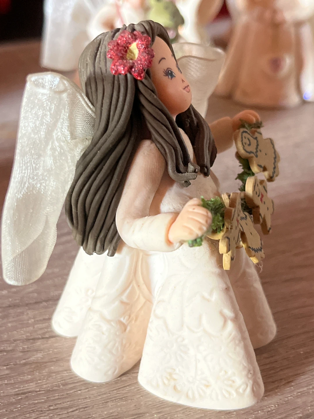 Angel holding gingerbread man garland figurine - photo 2