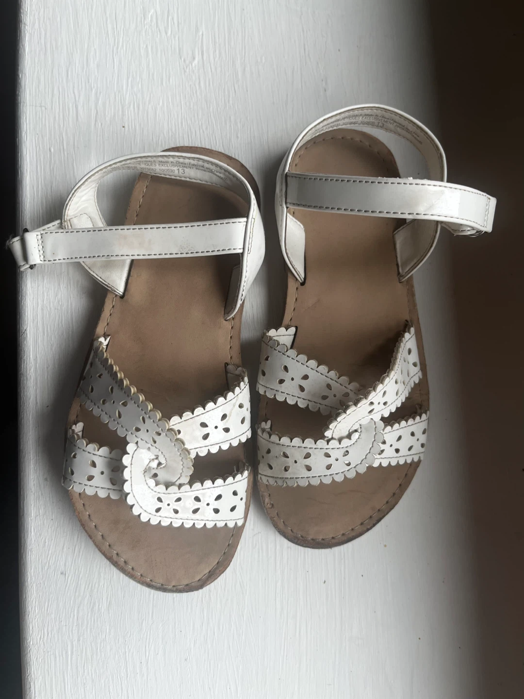 Girls white glossy sandals size 13 - photo 3