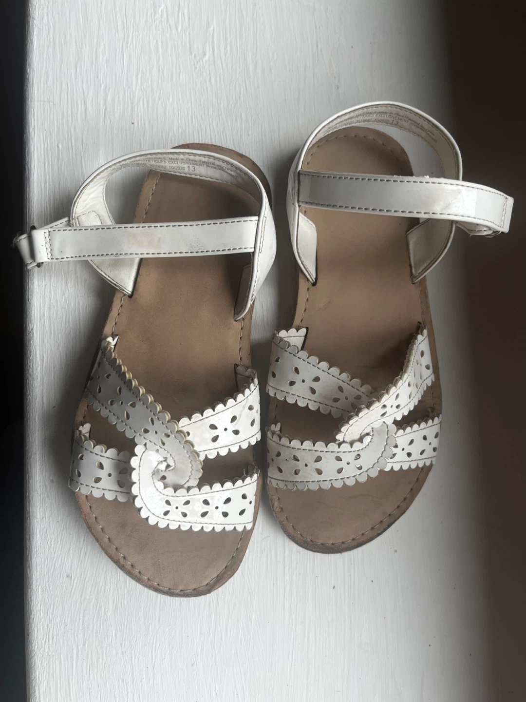 Girls white glossy sandals size 13 - photo 4