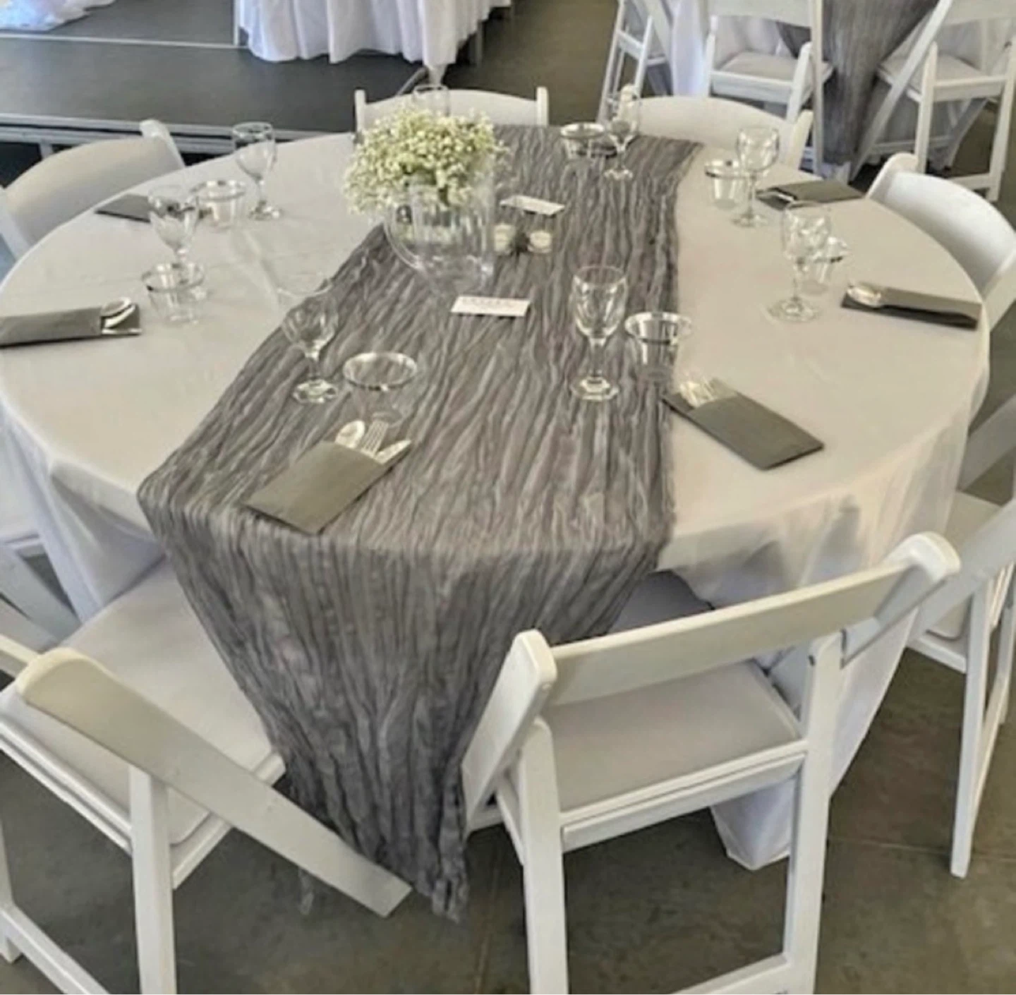 Elegant Gray Crinkle Ruffle Table Runner Set - photo 4