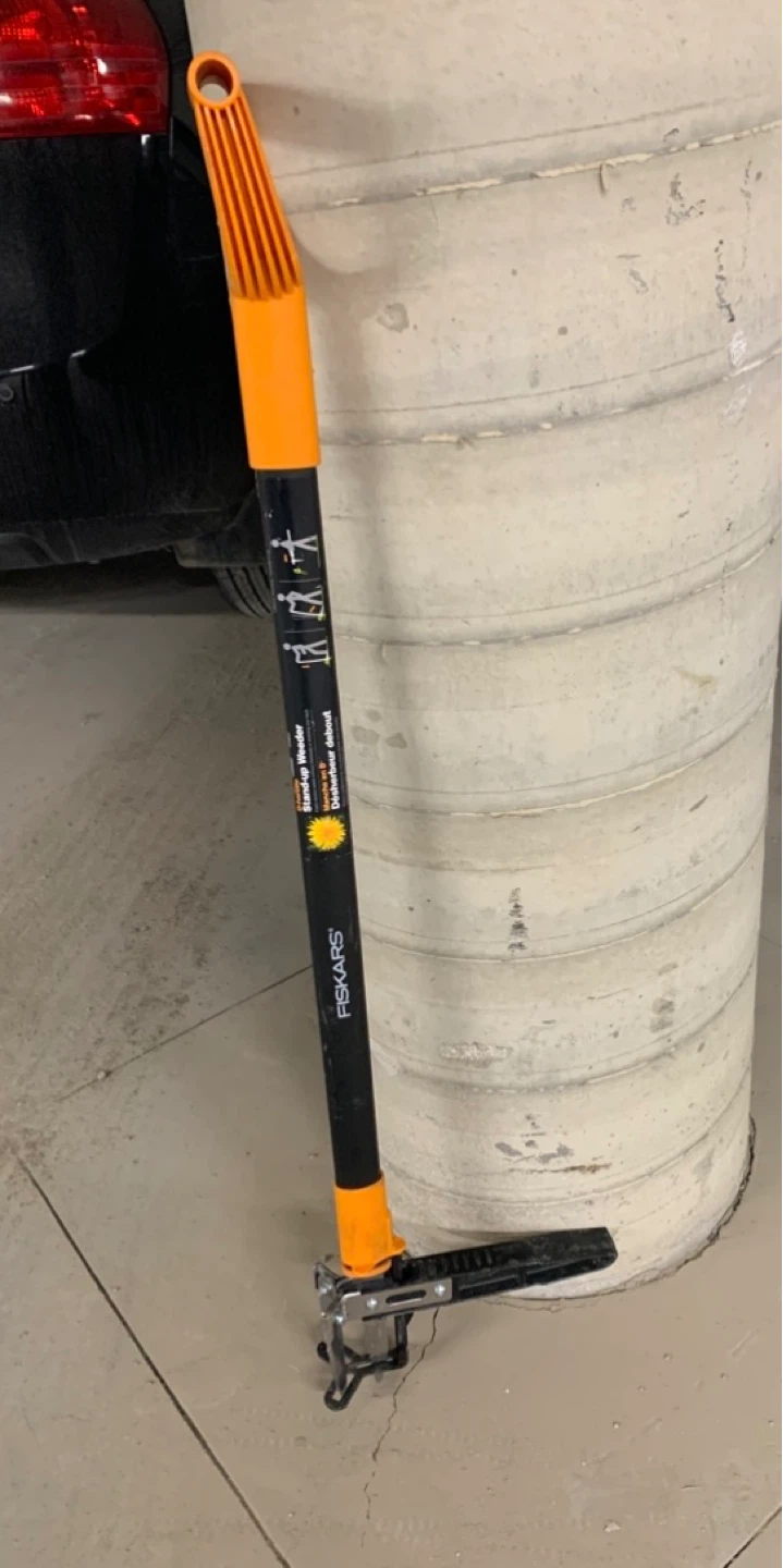 Fiskars D-handle Stand-up Weeder 3-claw