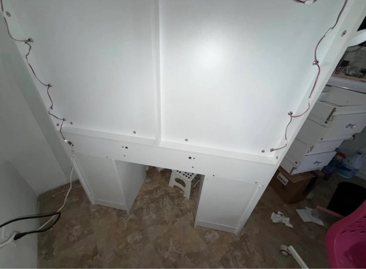 White vanity with led light mirror - photo 3