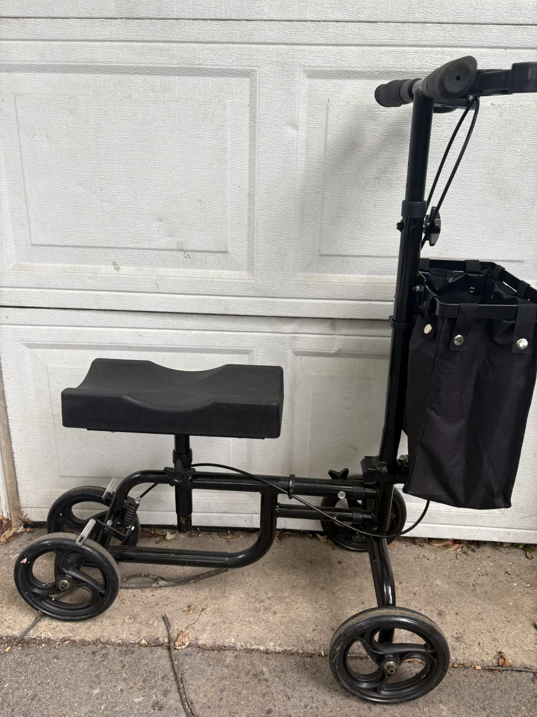 Knee scooter