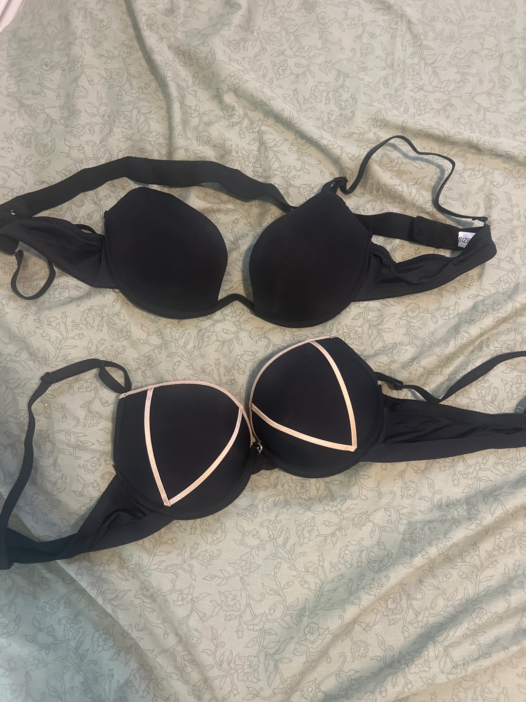 Black push-up bra with adjustable straps