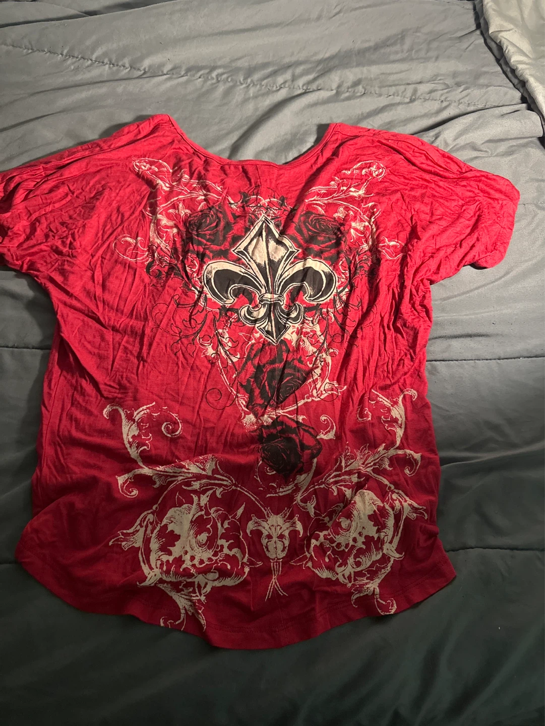 Red T-Shirt with Fleur-de-lis and Rose Graphic - photo 3