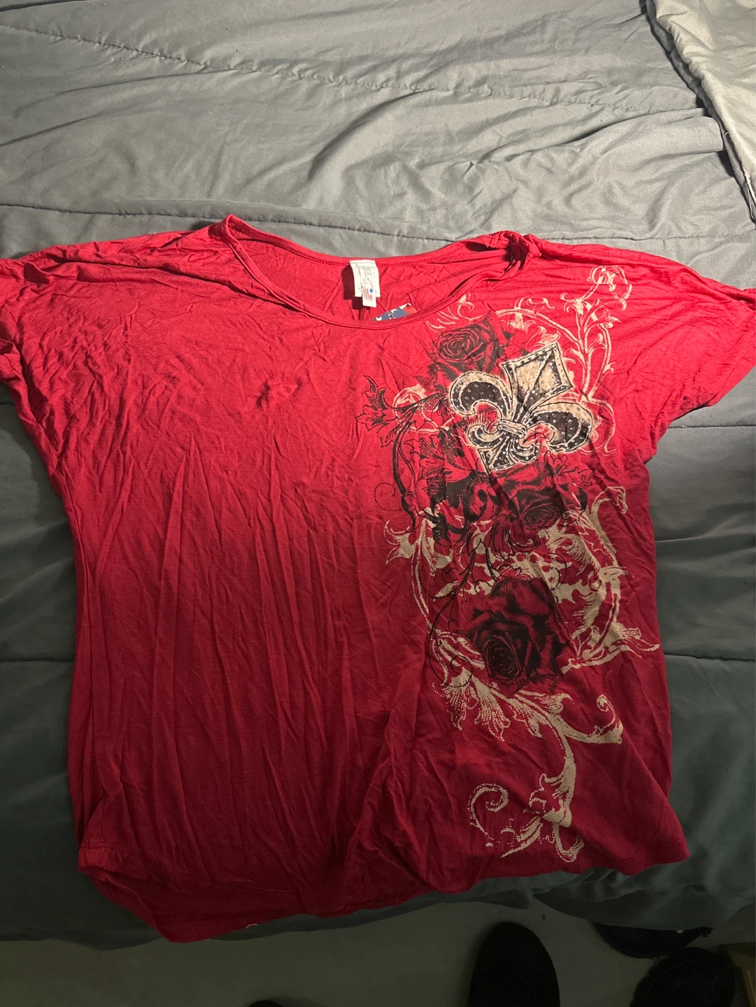 Red T-Shirt with Fleur-de-lis and Rose Graphic - photo 2