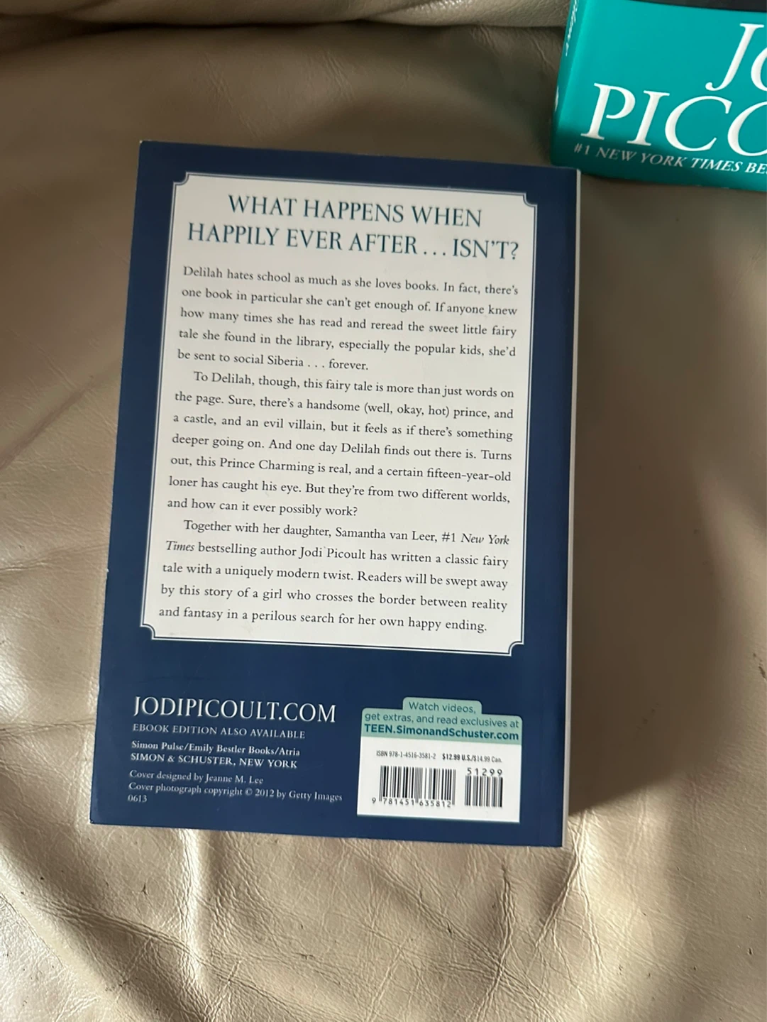 Jodi Picoult Novels: Between the Lines & Second Glance - photo 4
