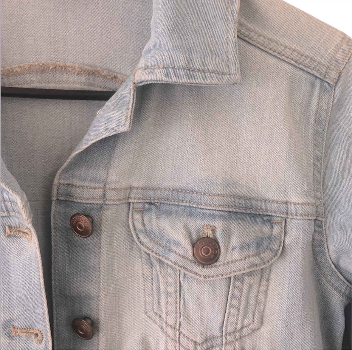 🌱H&M Divided Light Wash Cropped 90s Denim Jacket - Size 6 - photo 4