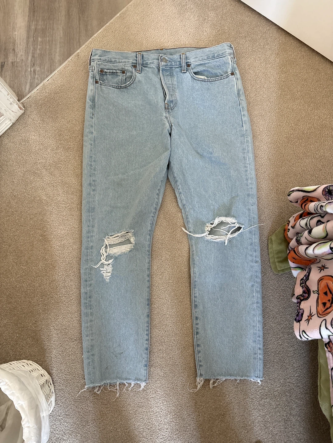 Levi’s light wash distressed Jeans 🌱