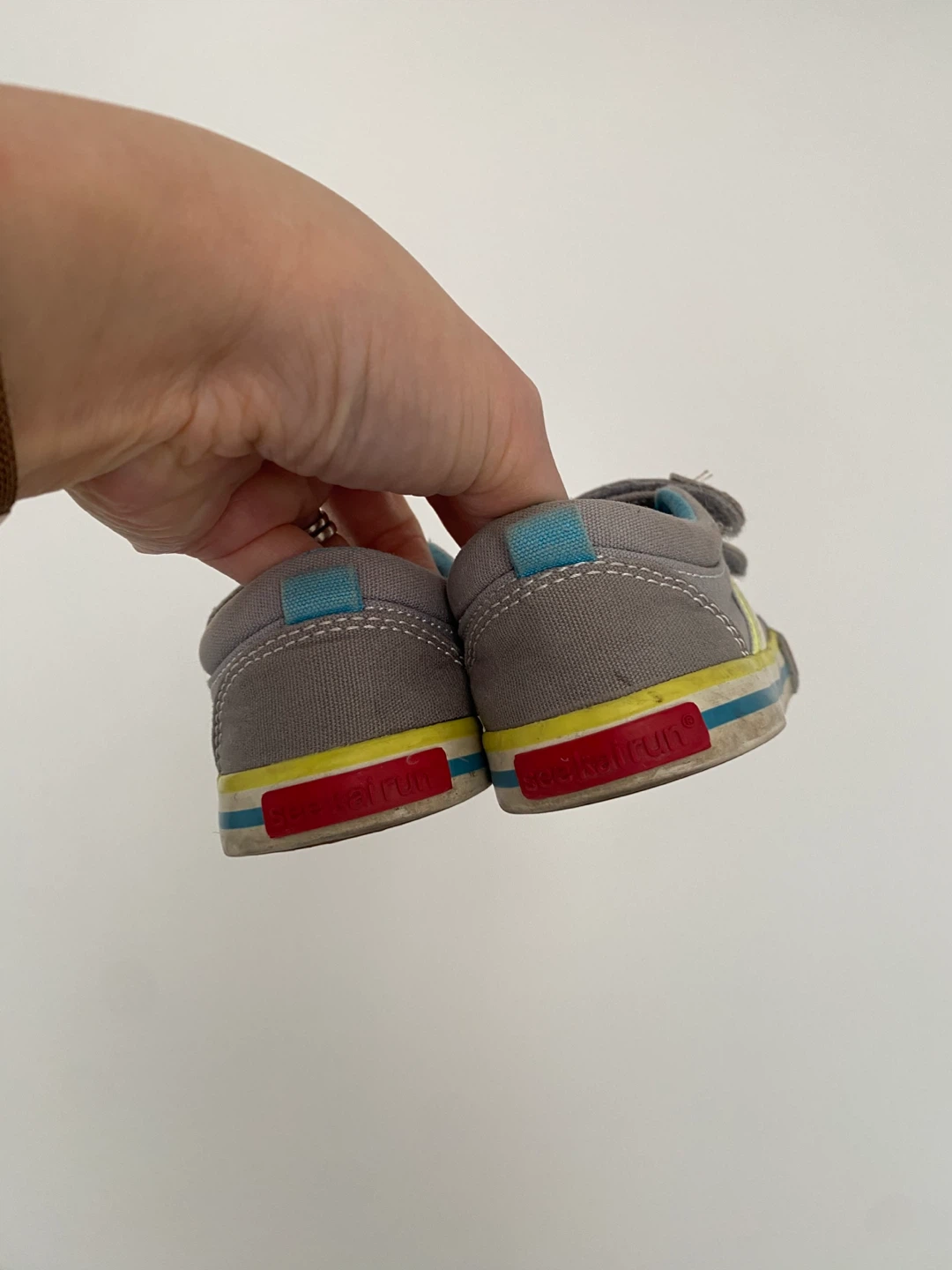 See Kai Run Kids Grey Sneakers Size 8 🌱 - photo 4