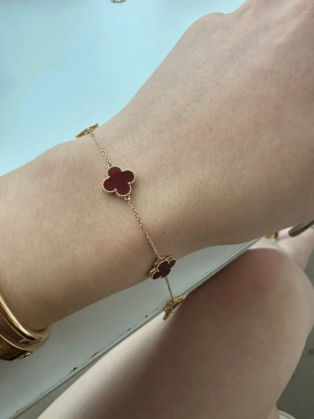 18k gold bracelet with red carnelian stone clover motif