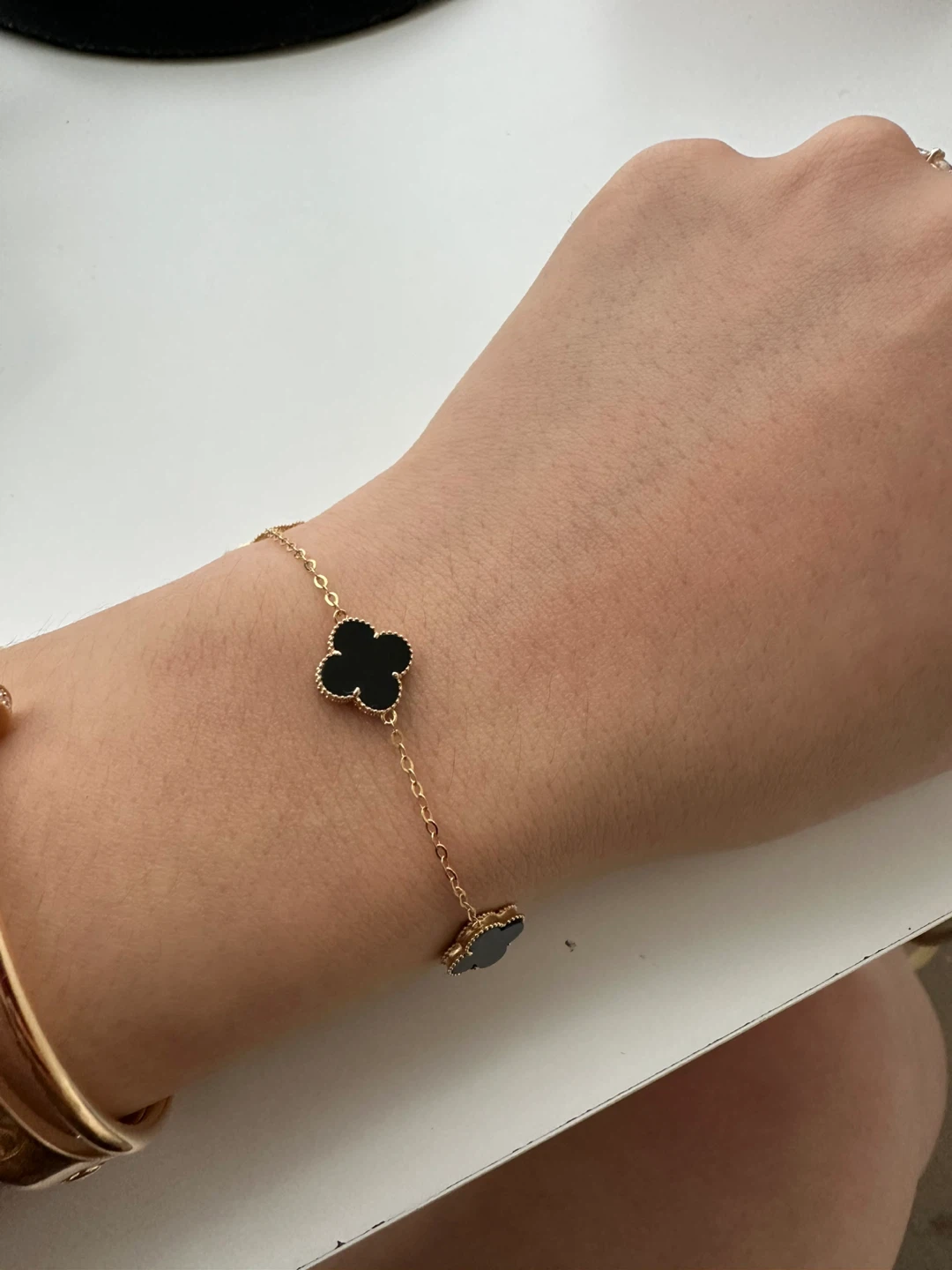 18k gold bracelet with onyx stone clover motif