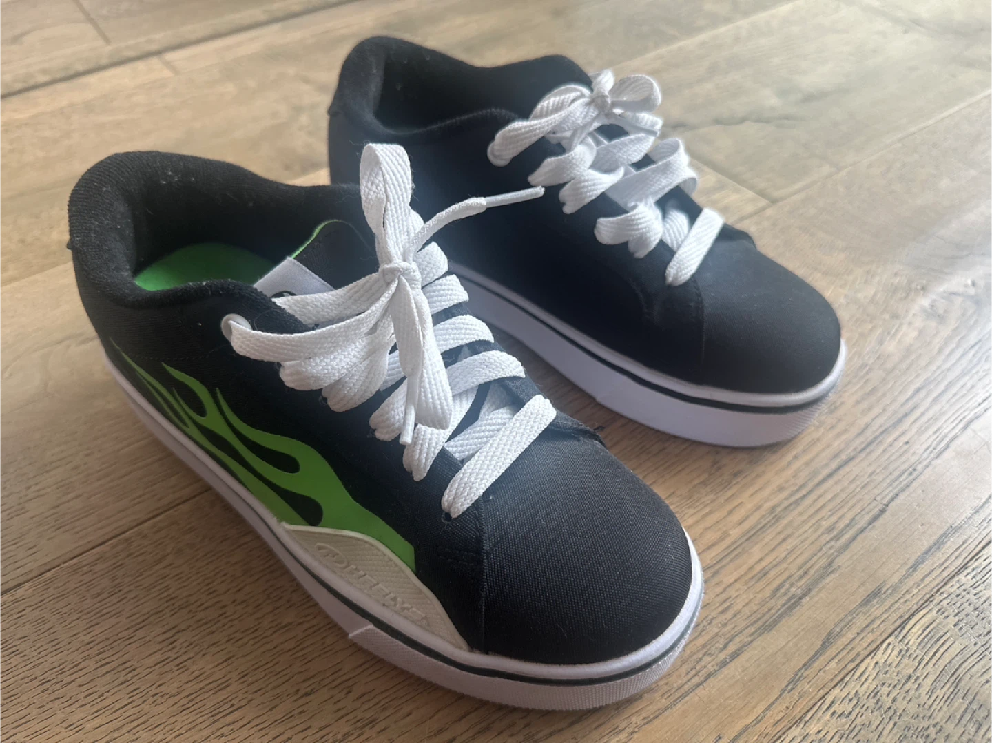 Heelys Black & Green Flame Roller Shoes size 4 - photo 4