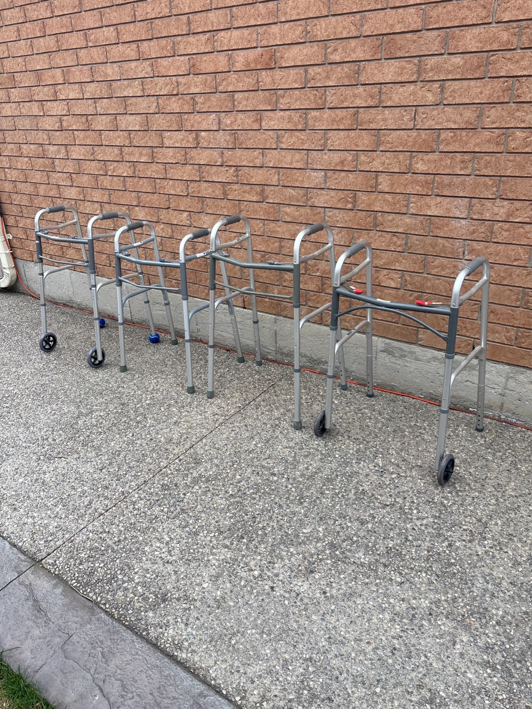 Set of 4 mobile walkers