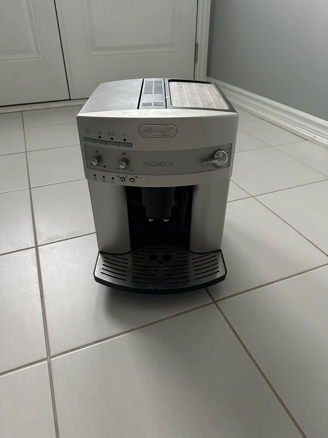 De'Longhi Magnifica Super Automatic Espresso Machine