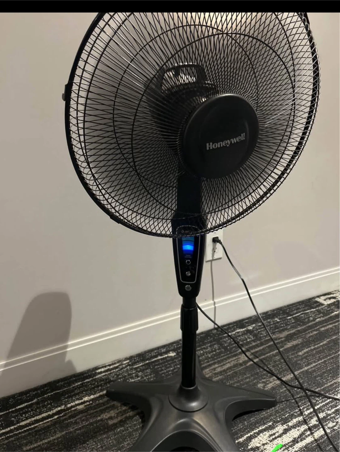 Honeywell QuietSet Pedestal Fan - photo 2